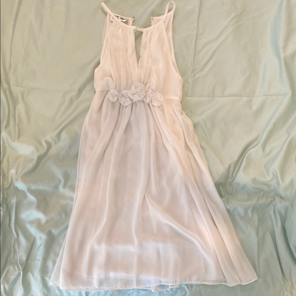 Elegant White Sleeveless Dress